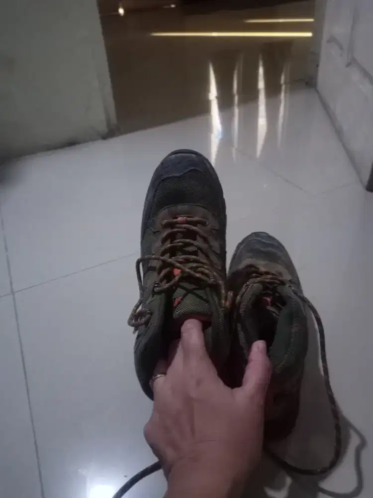 Sepatu gunung STNA
