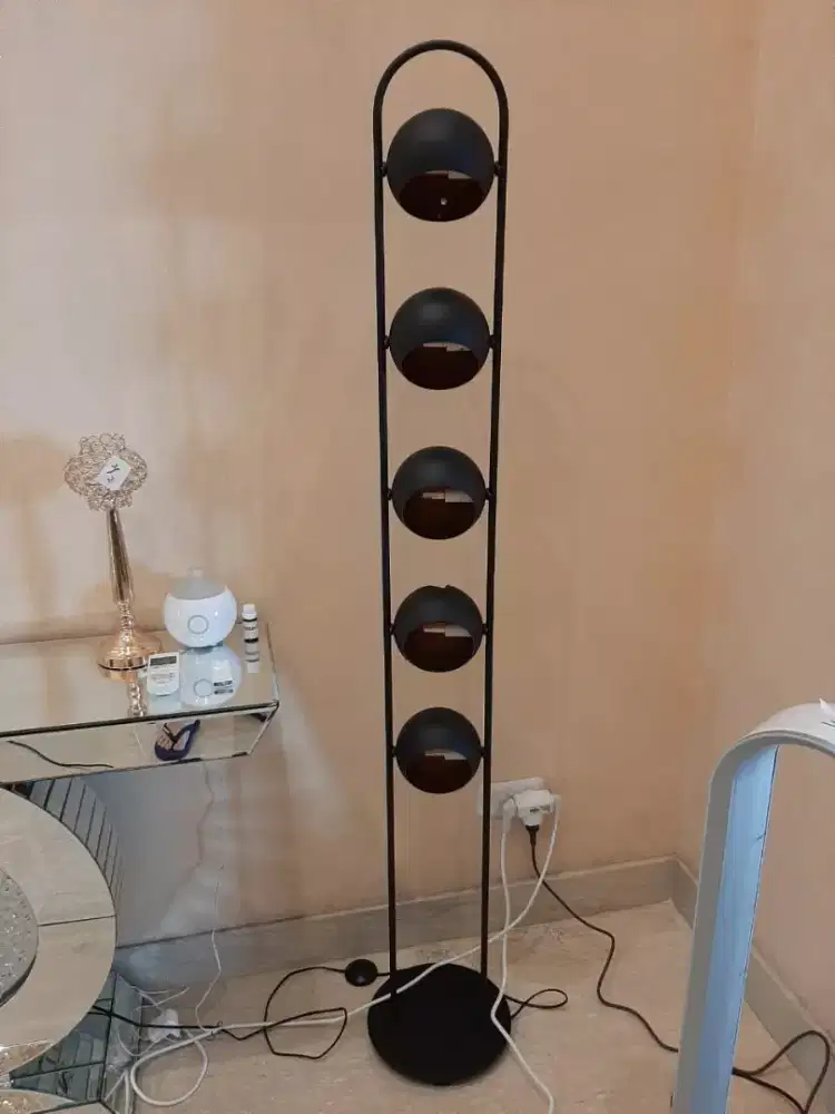 Gion lampu lantai 5I hitam Informa (28x28x170)