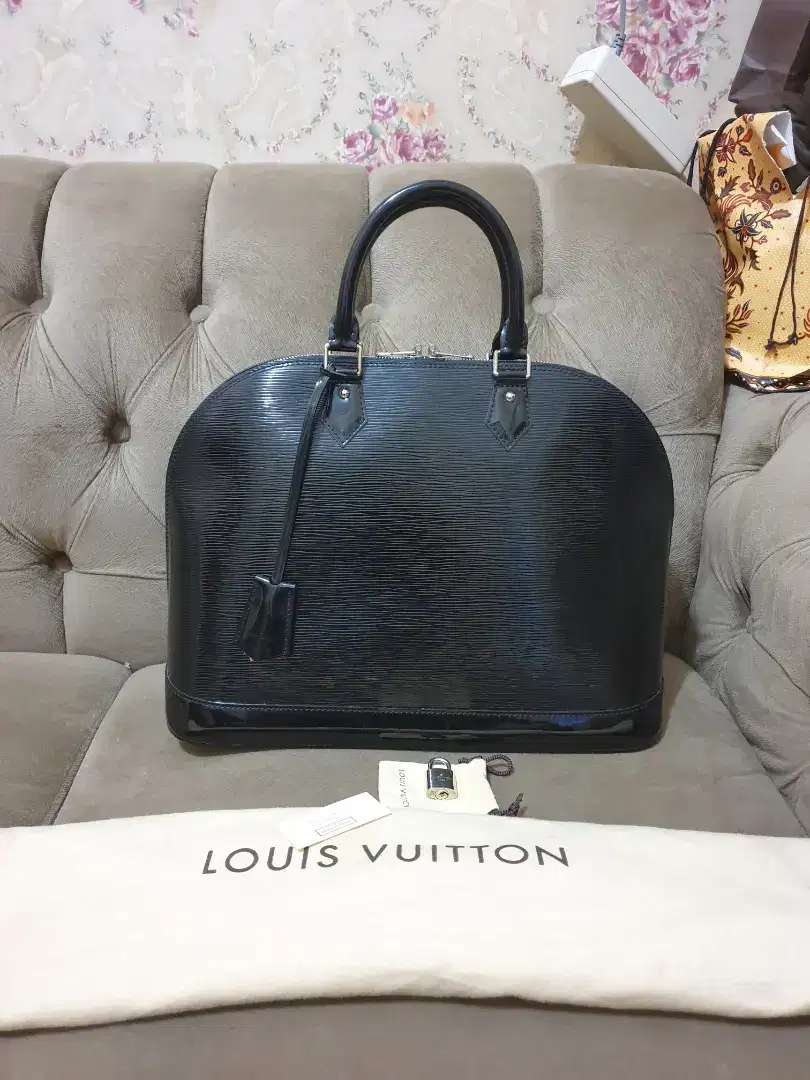 Like new  authentic tas wanita .tote bag louis vuitton .lv alma