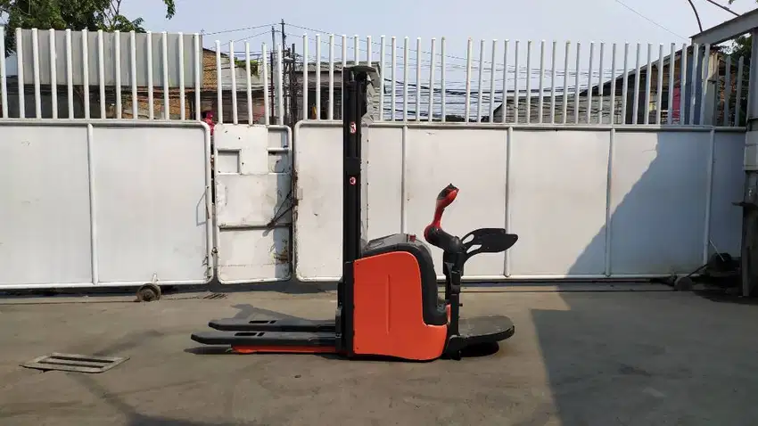 Linde Pallet Stacker L14 Second Siap Pakai