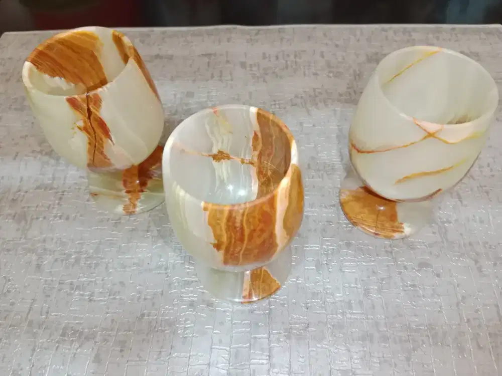 Gelas dari batu alam