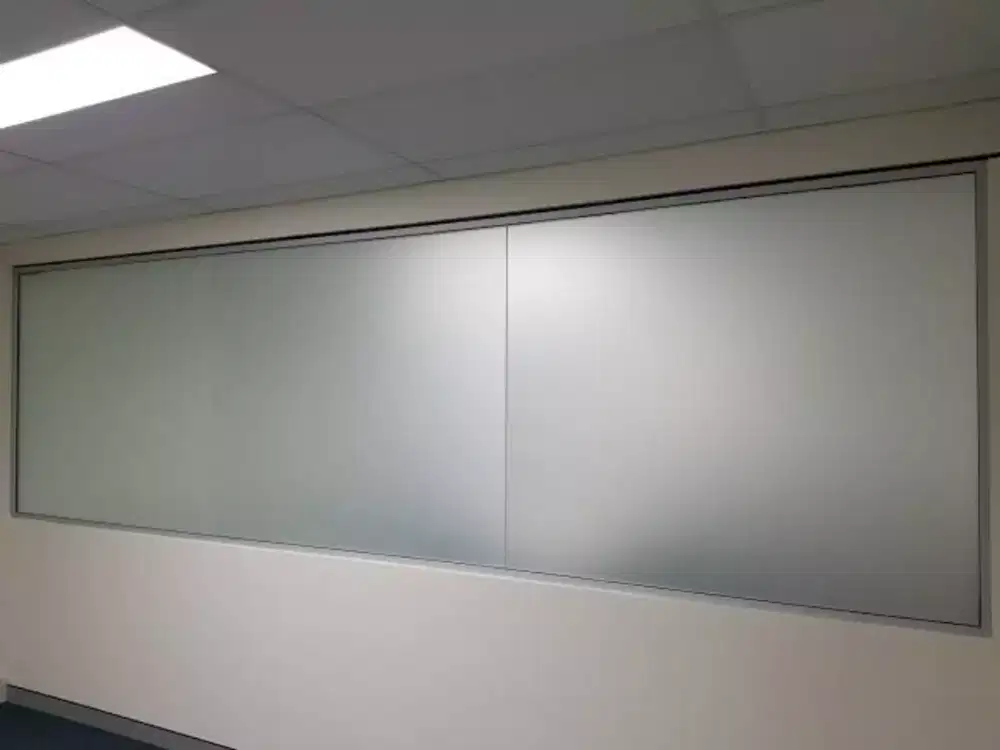 Stiker sanblas dan kaca film melayani pemasangan juga