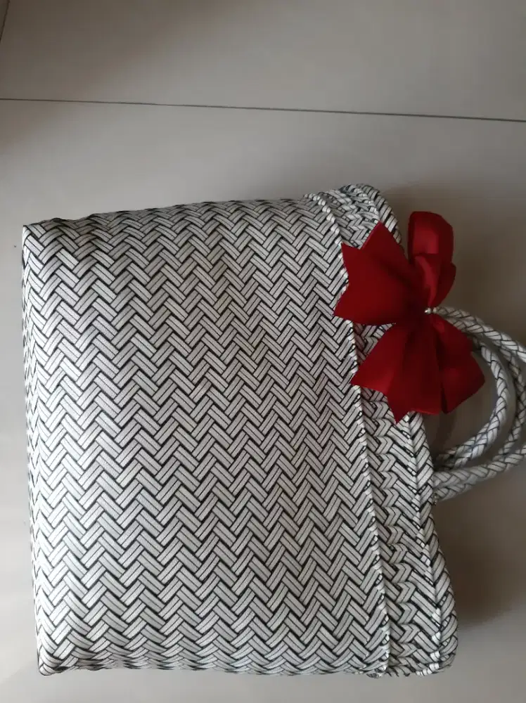 Tas cantik bahan sintetis anyaman