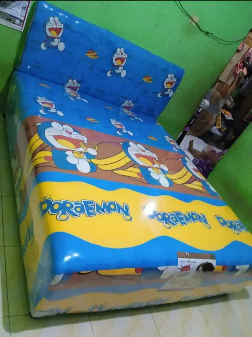 Springbed doraemon biru