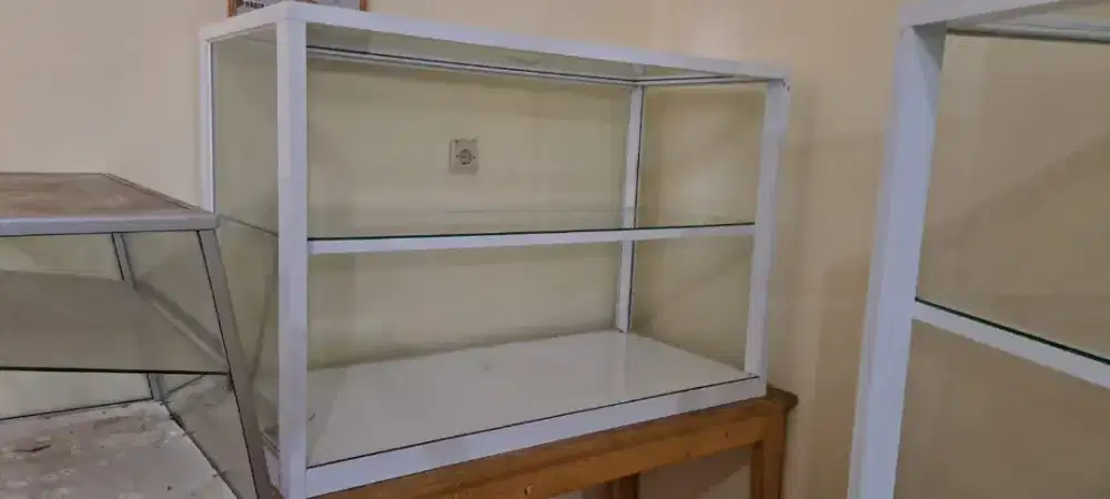 Etalase kaca alumunium