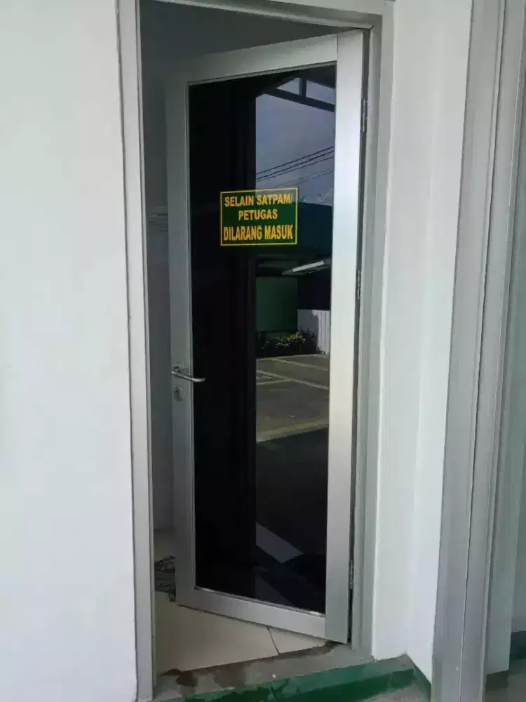 sedia jasa pasang wallpaper dan sticker kaca film