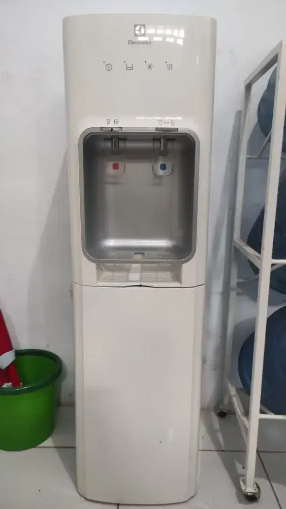 Dispenser air galon bawah Electrolux