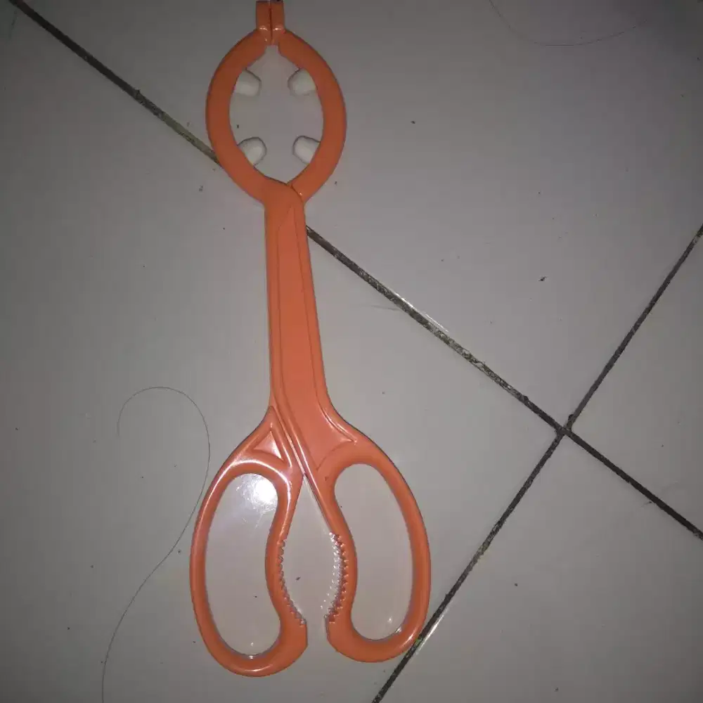 Gunting untuk angkat botol panas
