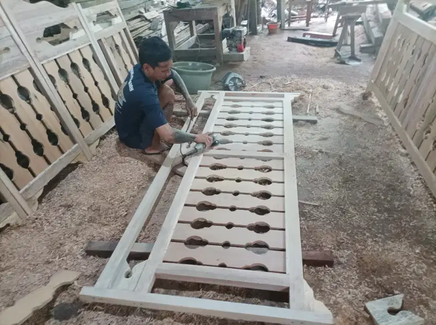 Pagar motif ukir bahan kayu lawas