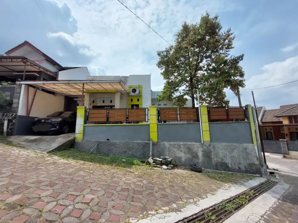 Rumah Suasana Vila di Lokasi Sangat Strategis