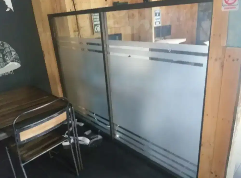 Partisi kantor pasang stiker Sanblas dan Kaca Film dengn cutting garis