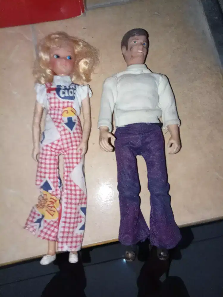 Sepasang boneka pria dan wanita