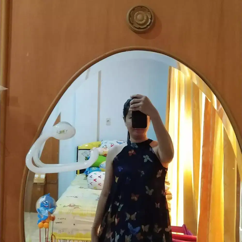 Dress selutut kupu kupu