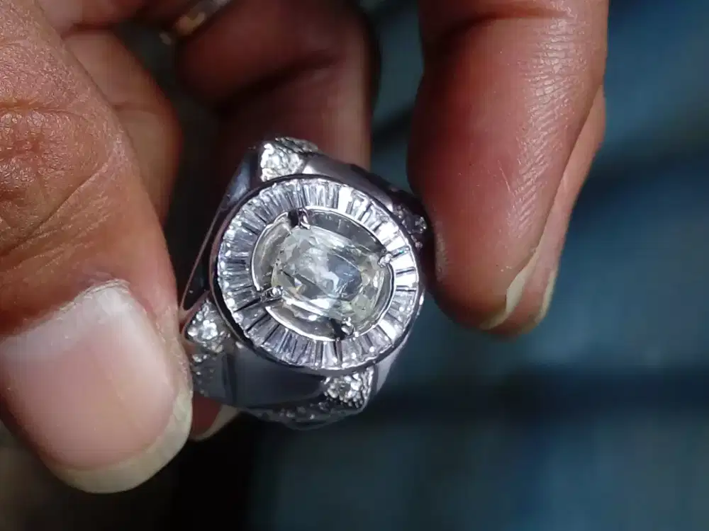 Natural white sapphier ( calores)