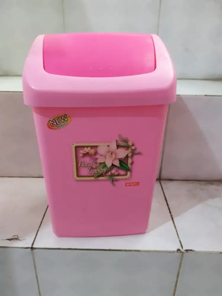 Tempat sampah lion star