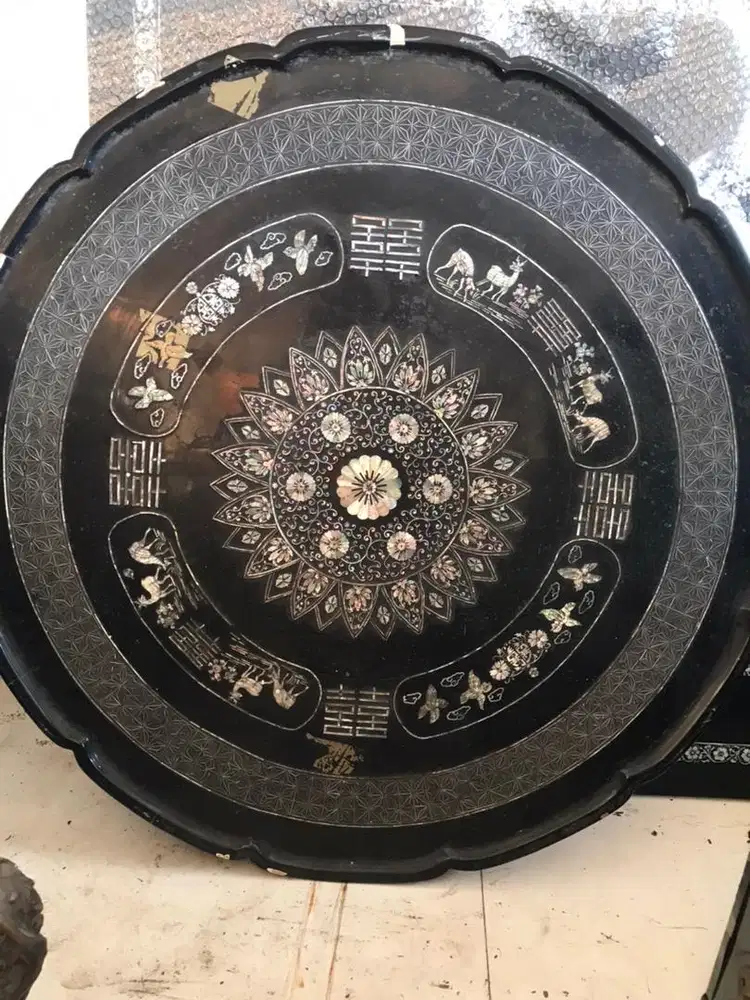 Meja bundar ornamen kulit kerang