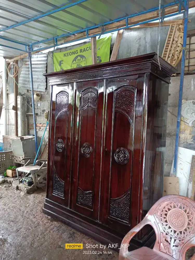 Lemari pakaian kayu jati