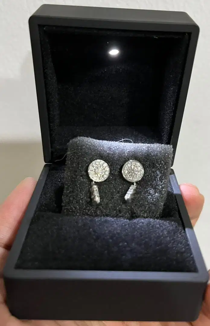 Anting mata berlian