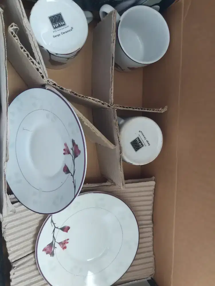 Cangkir dan lepek 222 Fifth Sango Ceramics