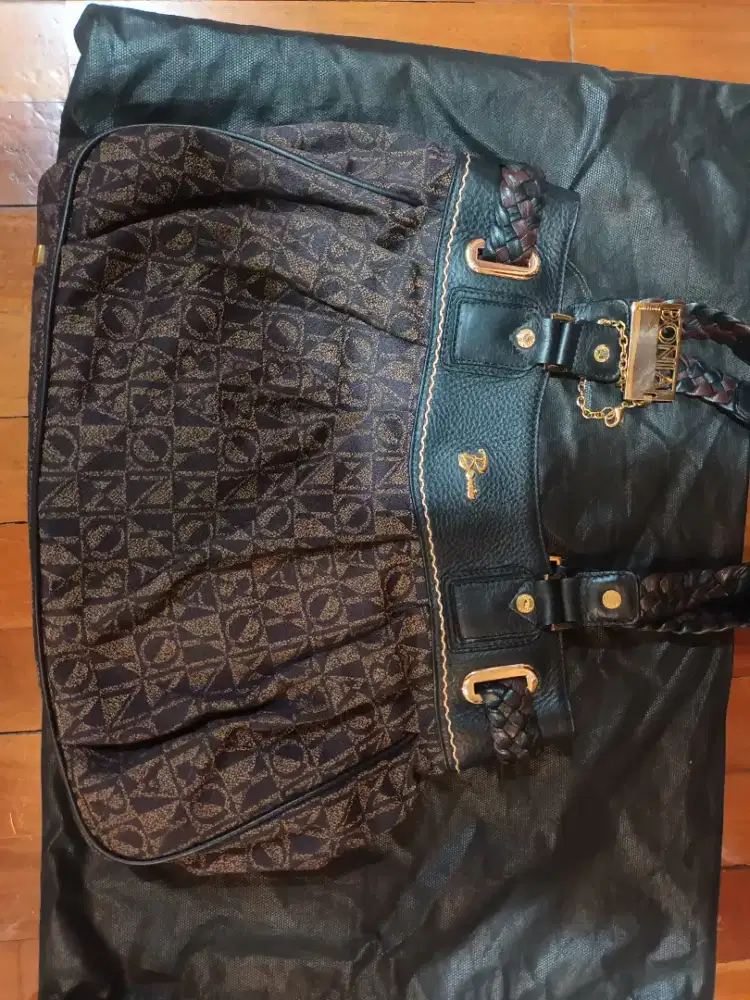 Tas Bonia warna coklat