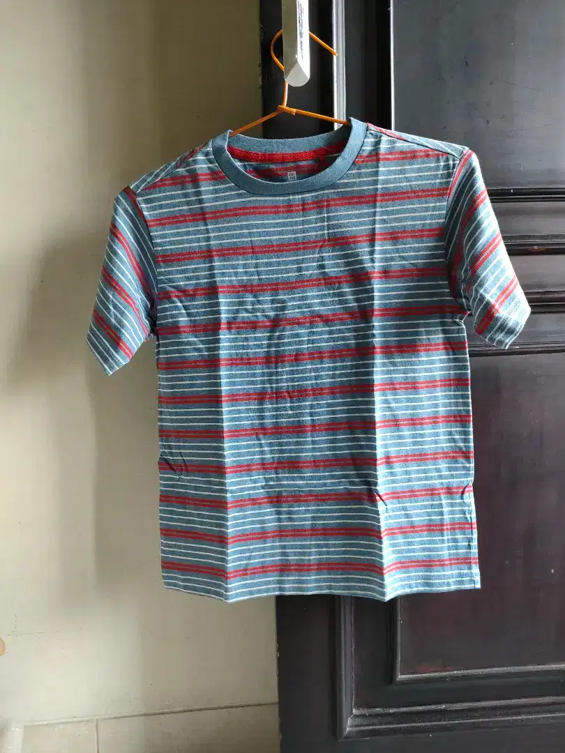 T-shirt UNIQLO Garis Garis