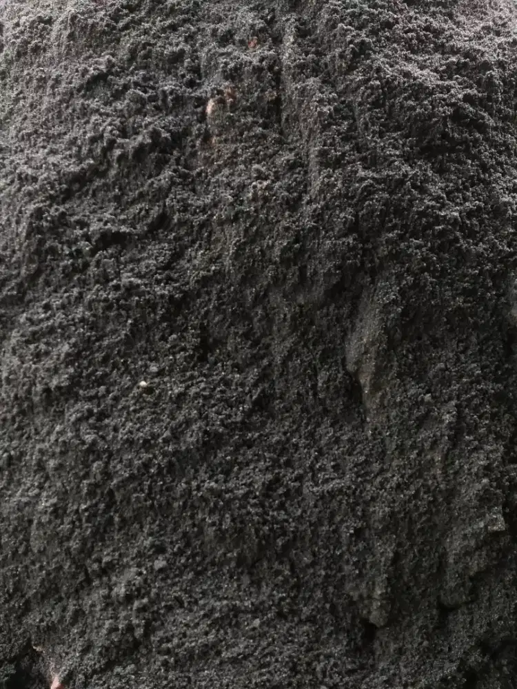 pasir kasar warna hitam