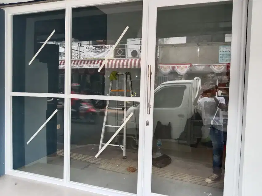 Partisi kaca cover folding gate