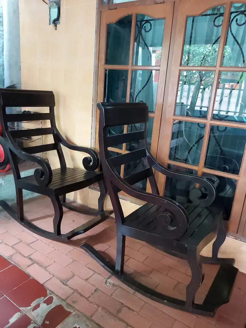 DI JUAL 2 PCS (SEPASANG) KURSI GOYANG ANTIK KAYU JATI