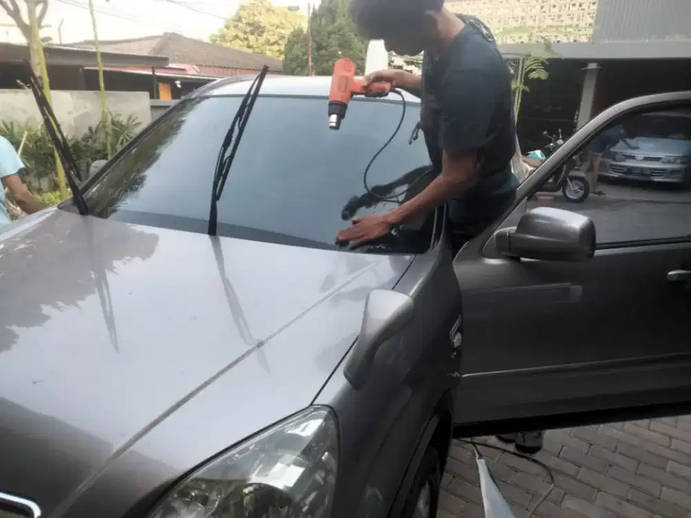 kaca film mobil menambah privasi