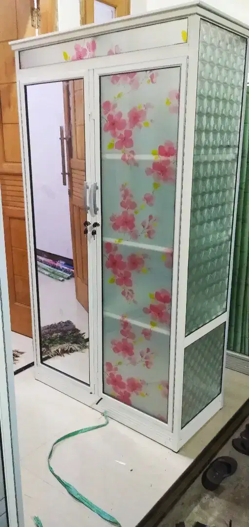 Lemari kaca minimalis