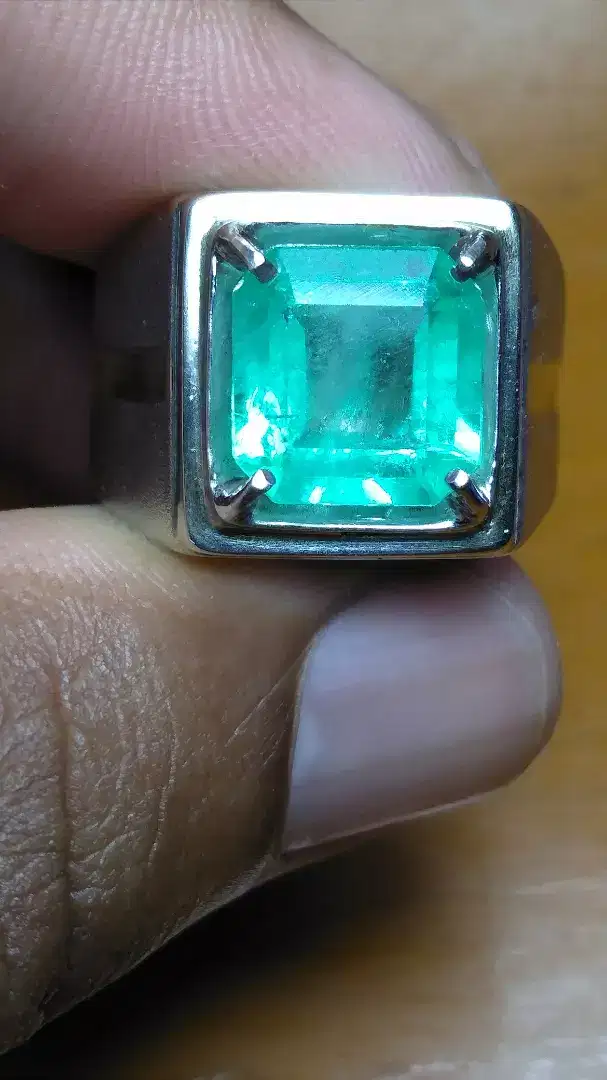 Emerald Zamrud Jamrud Colombia 3.66 ct Sparkling Luster