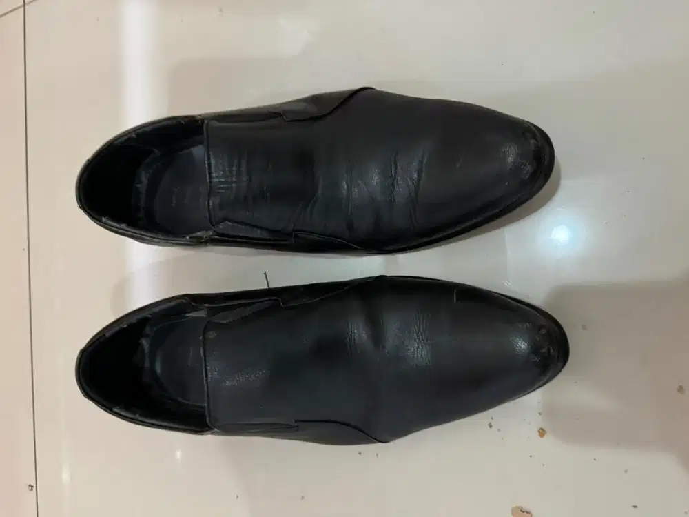 Sepatu kerja laki laki