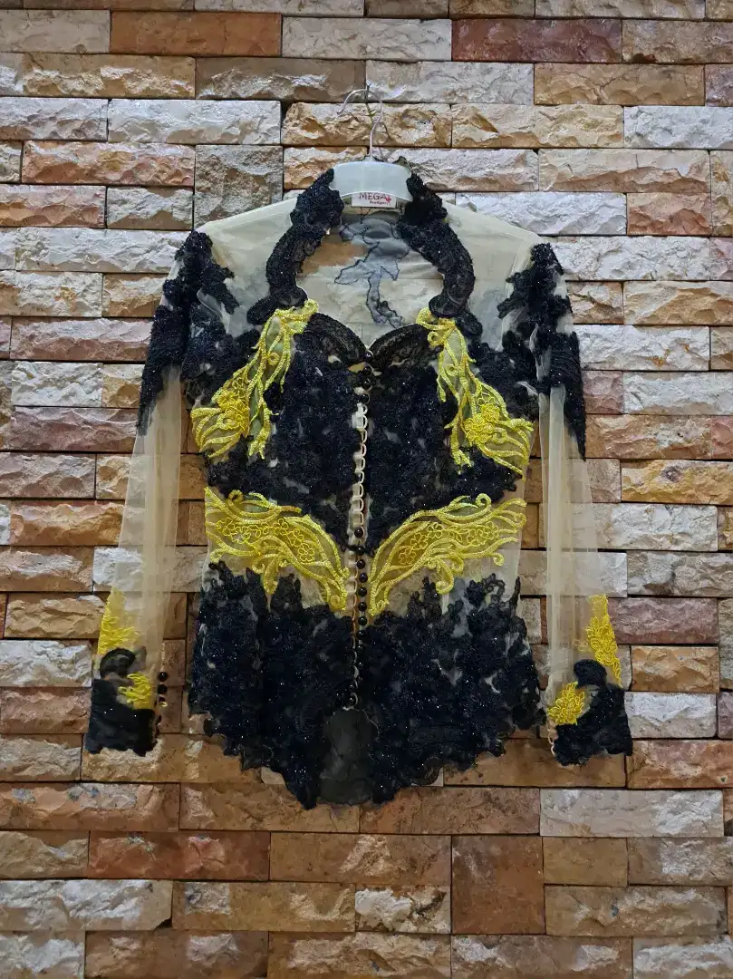 Kebaya modern karya Mega