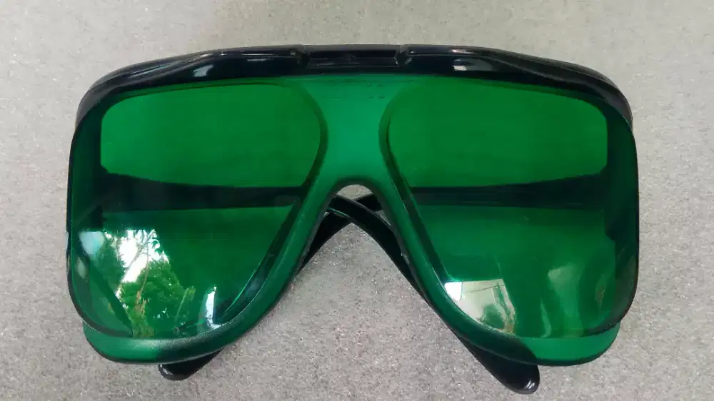 Kaca mata retro, lensa hijau..