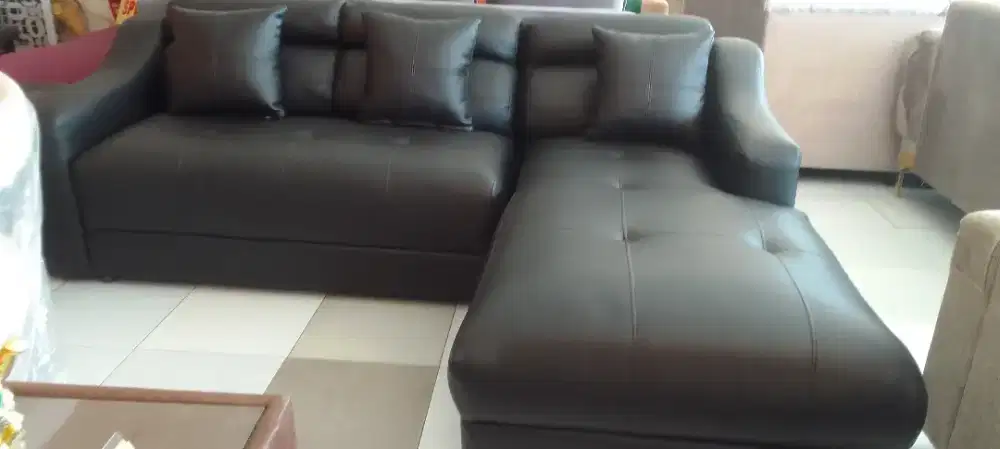 Sofa selonjoran warna hitam kulit oskar bunus bantal , Mitra Sofa Bali