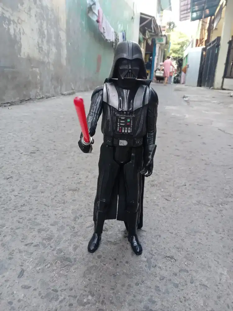 Action figure Darth vader ukuran sekitar 30 cm bahan plastik