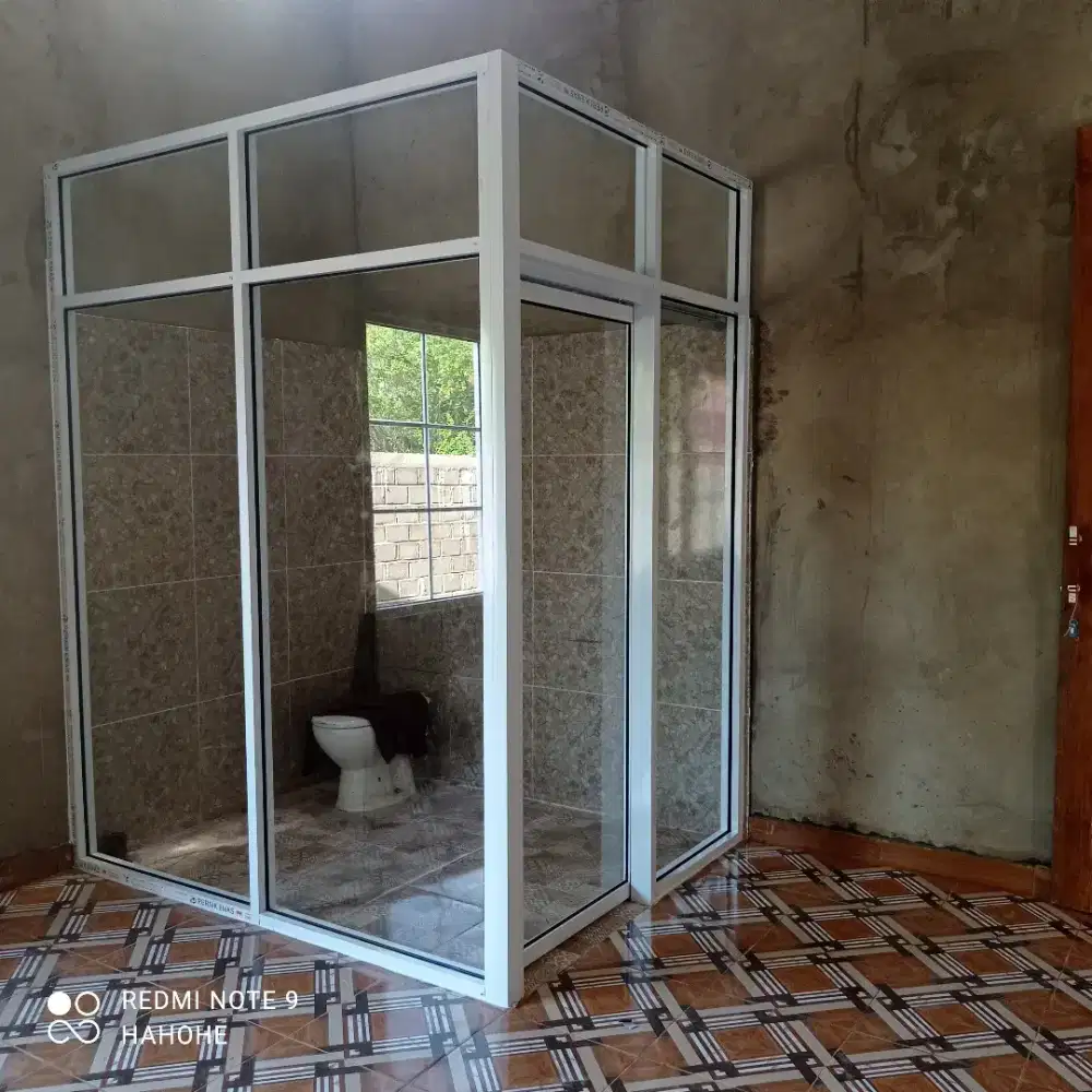 Kamar Mandi Kaca dengan pintu Geser