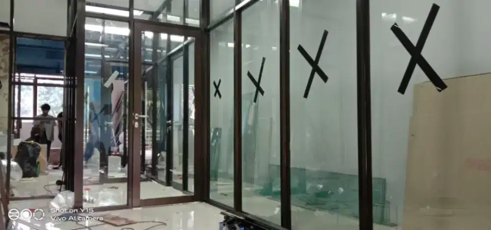 Partisi kaca kombinasi