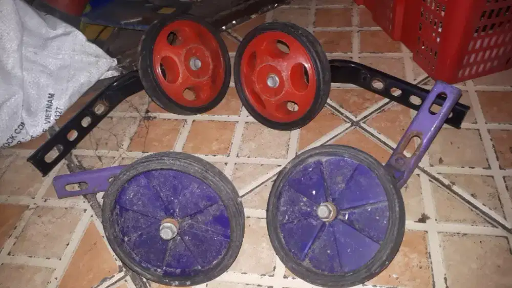 Slhkn plh slh 1 psg roda bantu utk sepeda ank2 kond bgs hrg terjangkau