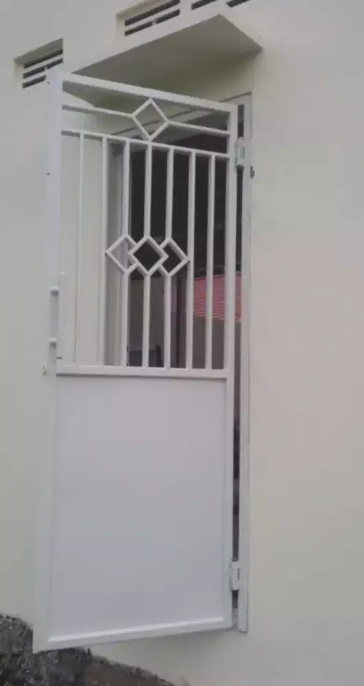 Pintu samping desain minimalis