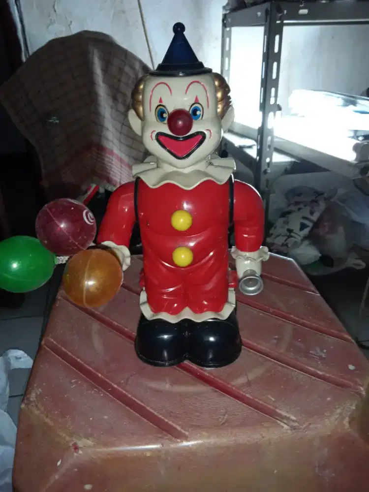 Mainan badut warna warni