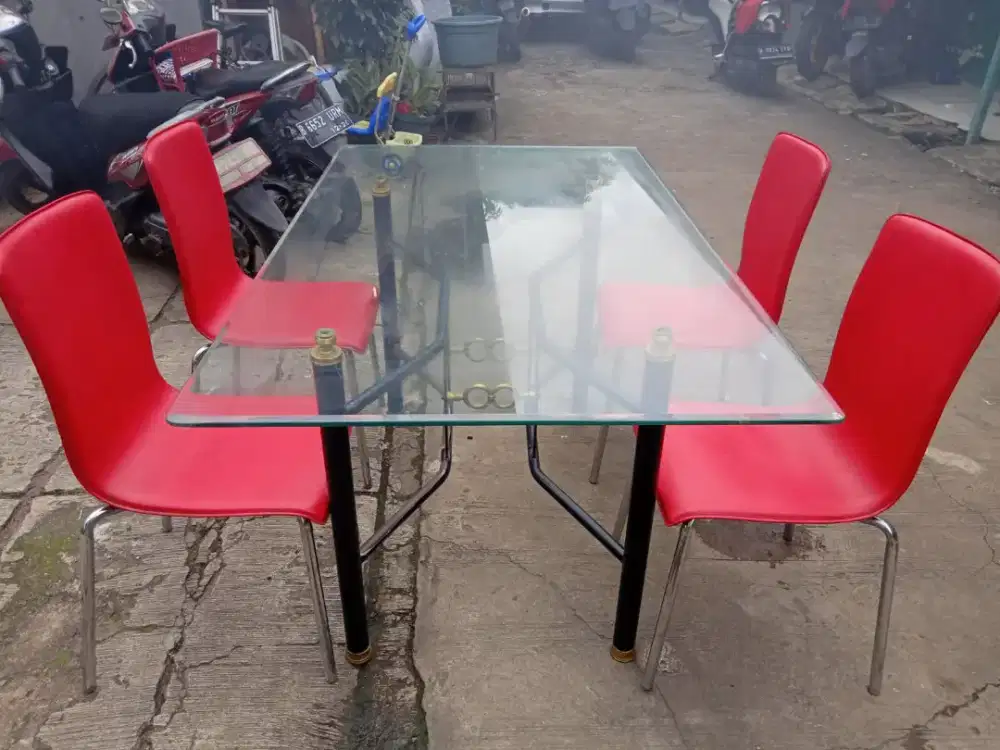 MEJA MAKAN KACA TANPA KURSI