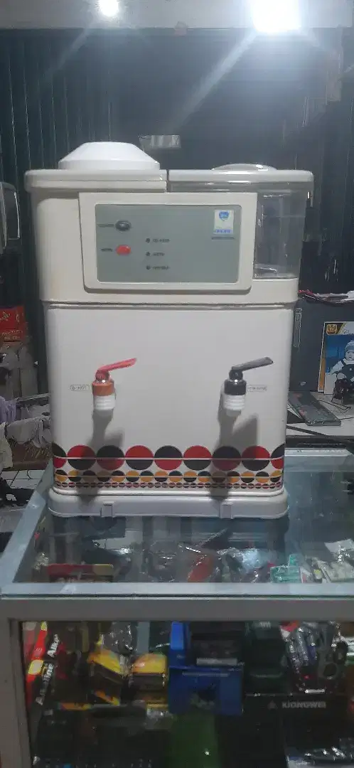 Dispenser air minum portable kecil.