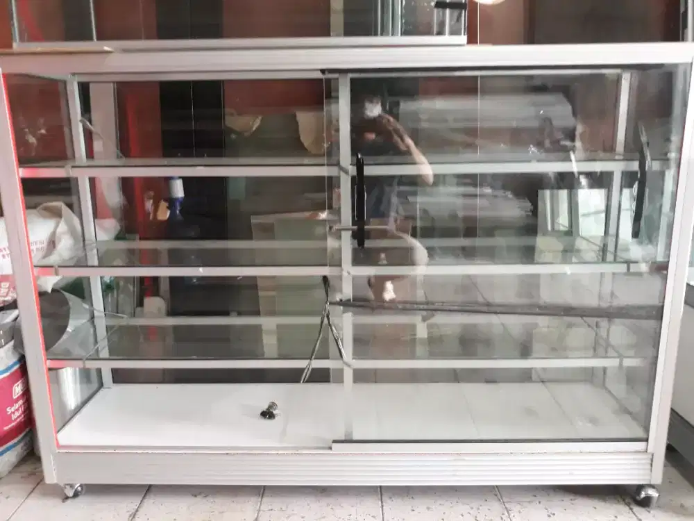 Etalase kaca 1.5 meter. Bonus kunci kaca 5mm full