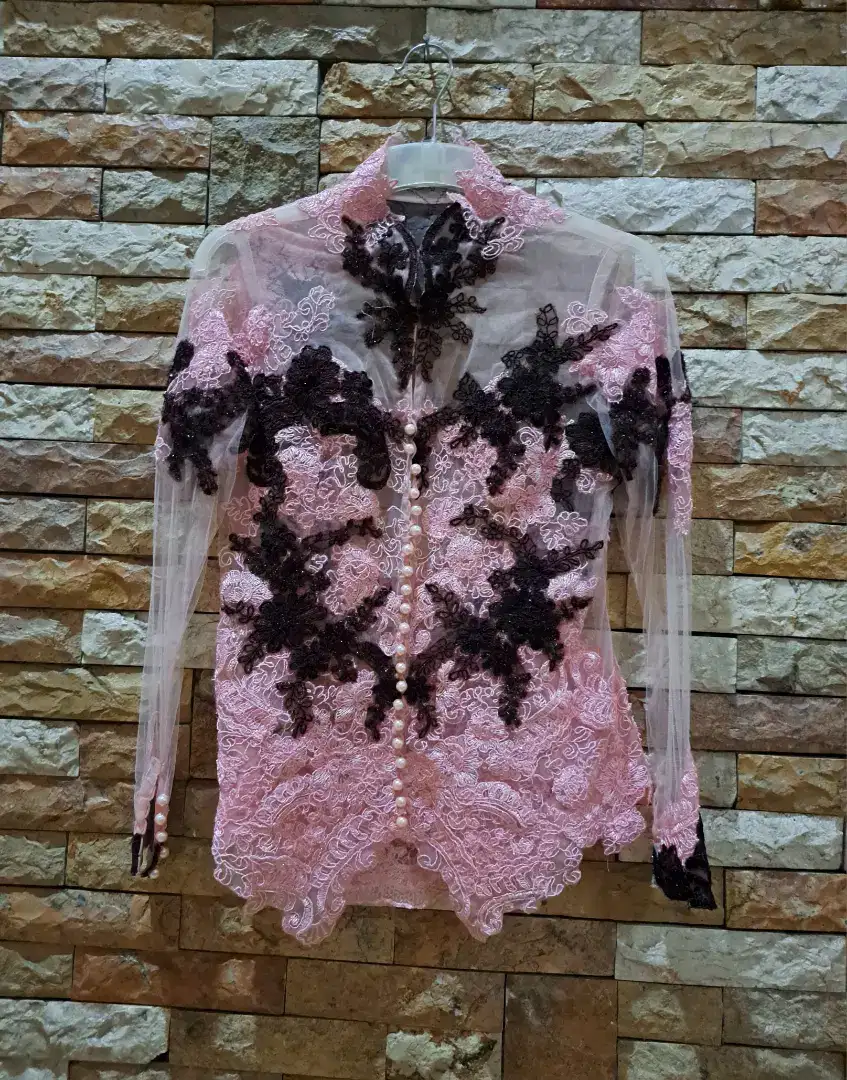 Kebaya modern karya Mega