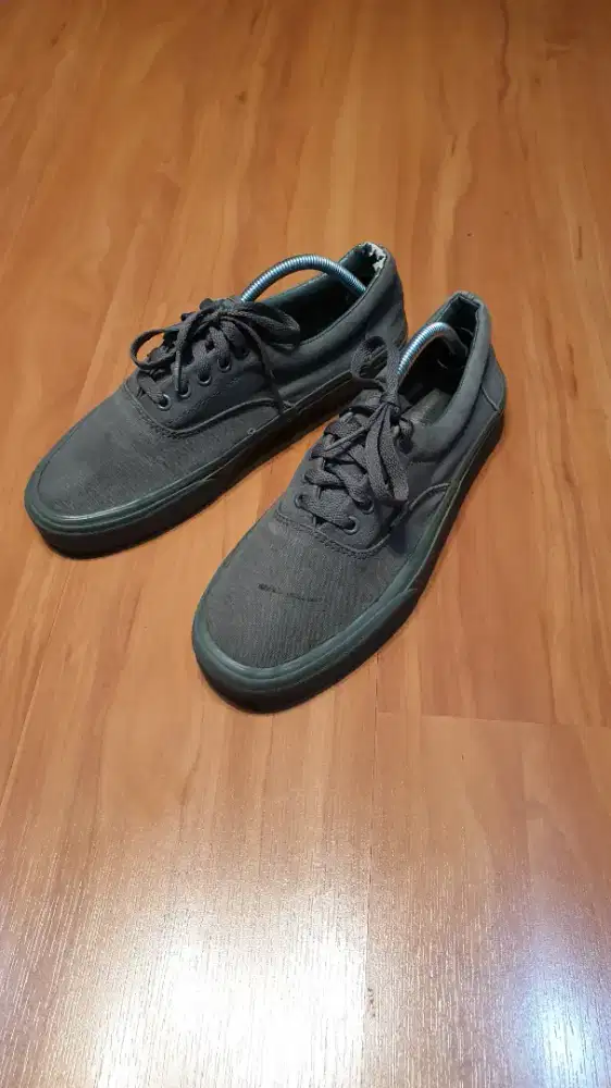 Sepatu Vans Triple Grey size 44 / 10.5