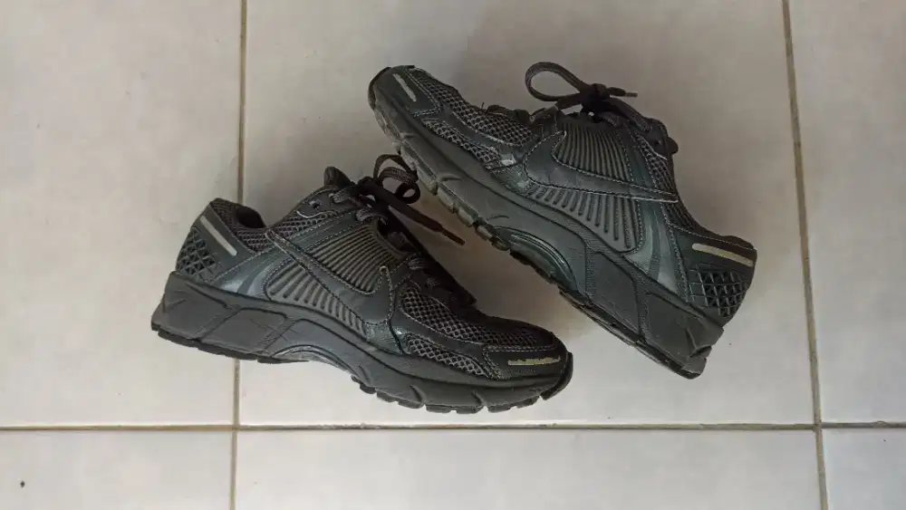 Sepatu Nike Vomero 5