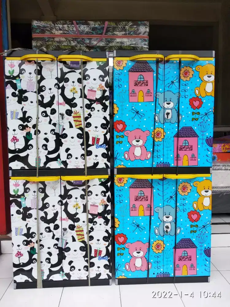 Lemari pakaian plastik