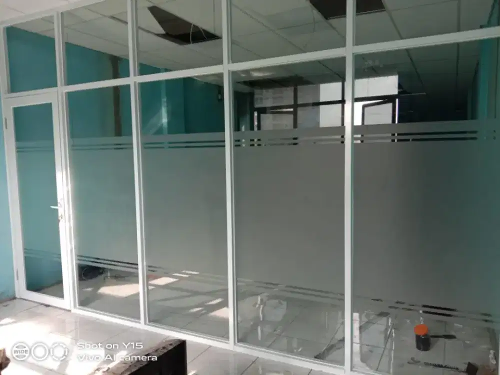 Partisi partisi kaca