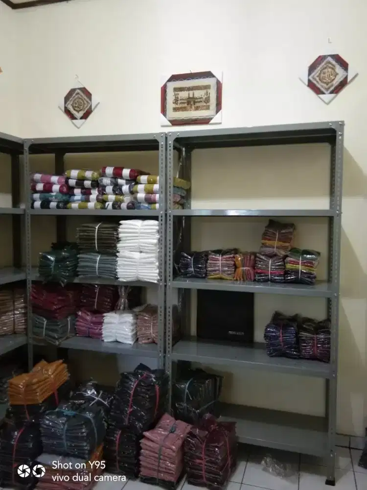 Rak besi siku lubang